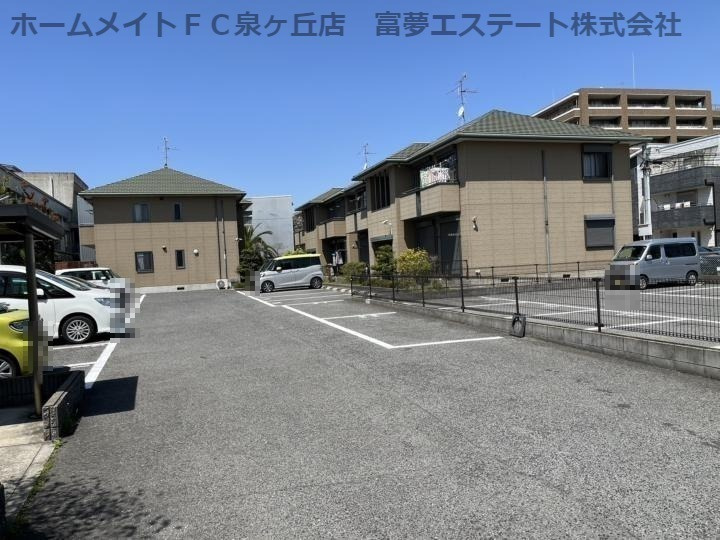 リビエール綾園弐番館の駐車場