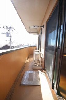 【バルコニー】 | グリーンヒルズ　　　 | 暖かな日差しのふりそそぐバルコニー/同型タイプの別のお部屋のお写真です