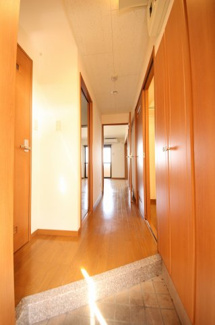 【玄関】 | グリーンヒルズ　　　 | 落ち着いた玄関です/同型タイプの別のお部屋のお写真です