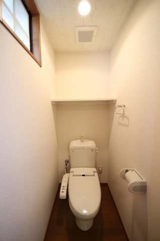 グリーンヒルズのトイレ|落ち着いたトイレです/同型タイプの別のお部屋のお写真です