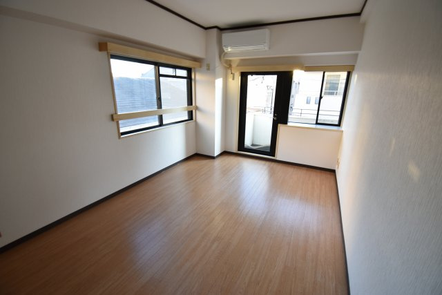 【居間・リビング】 | ラヴニールⅡ　東南角住戸！ | 中板橋駅徒歩２分！商店街も至近で便利なワンルーム♪♪東南角住戸！ご内覧いただけます。