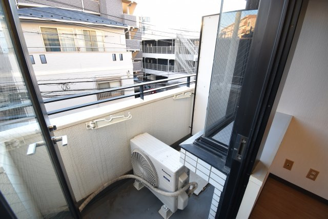 【バルコニー】 | ラヴニールⅡ　東南角住戸！ | 中板橋駅徒歩２分！商店街も至近で便利なワンルーム♪♪東南角住戸！ご内覧いただけます。