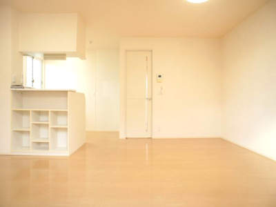 【居間・リビング】 | ライネスハイムC | 日当たり良好！便利な室内物干しが付いています♪