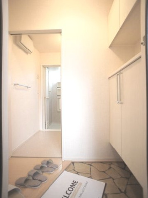 【玄関】 | ライネスハイムC | たくさん収納できるシューズボックスが付いています♪