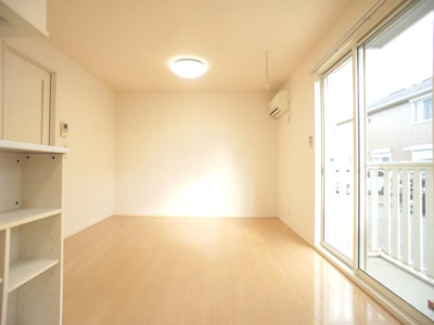 【居間・リビング】 | ライネスハイムC | エアコンと便利な室内物干しが付いています♪