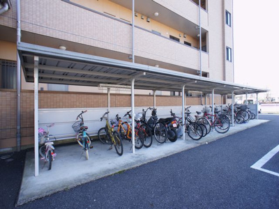 【その他共用部分】 | グリーンヒルズ | 屋根付きの駐輪場があります♪
