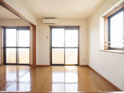 【居間・リビング】 | グリーンヒルズ | 快適に過ごせるエアコンが付いています♪