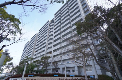 【外観】 | ベイサイドパレス宇品（リフォーム中） | 【耐震性】
耐震性の高さを判断するポイントは、
建築確認申請日が1981年6月1日以降の
新耐震基準に適合しているかどうか。
震度６程度の大地震でも
建物が崩壊しないレベルが基準になりました。