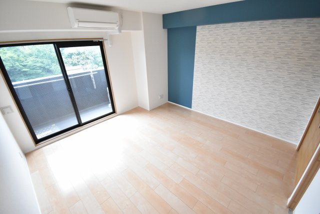 モノトーン難波の洋室