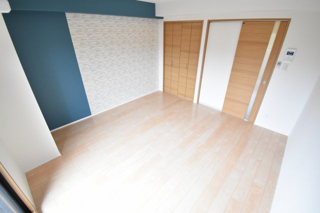 モノトーン難波の洋室