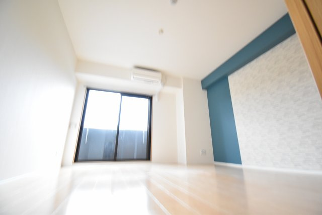 モノトーン難波の洋室