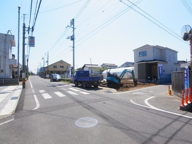 新築　渋川市八木原3期　Heartful　Town　1号棟の前面道路含む現地写真|現地写真　北側接道幅員約4ｍ　東側接道幅員約7.9ｍ