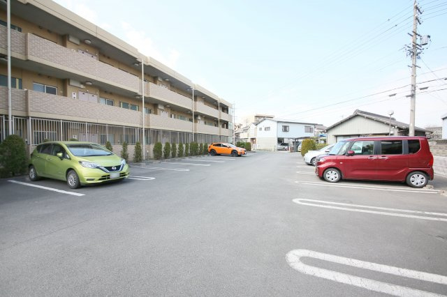 メゾンまえはたⅢの駐車場
