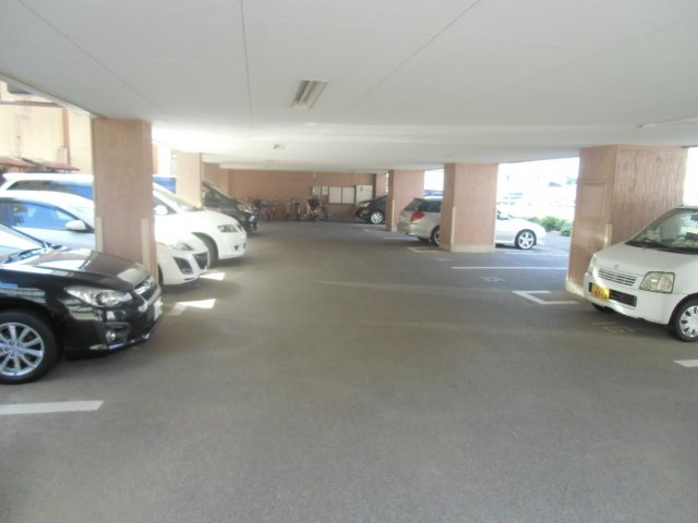 谷津ローズハイツの駐車場