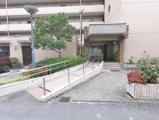 ◆駅まで徒歩５分＆３沿線利用可◆リフォーム済み美室◆５階南向き３ＬＤＫ◆ユニ宇治川マンション３号館のエントランス