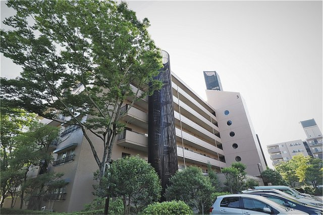 ◆駅まで徒歩５分＆３沿線利用可◆リフォーム済み美室◆５階南向き３ＬＤＫ◆ユニ宇治川マンション３号館の外観