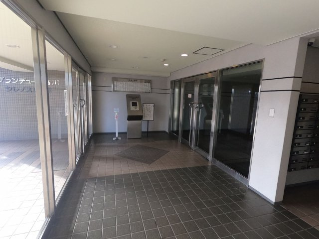◆ペット飼育可◆リフォーム済み美室◆９階東向き３ＬＤＫ◆グランデュール鴨川Ⅱ番館のエントランス|エントランス