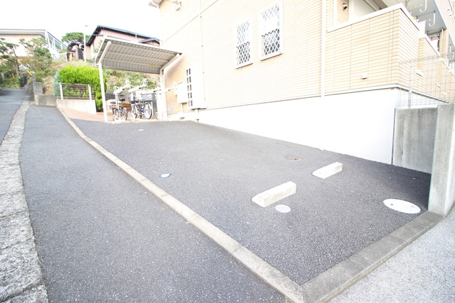 オクターヴの駐車場