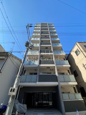 【外観】 | エスカーサ大阪ＷＥＳＴ九条駅前 | 青空に映えるスッキリと爽やかな外観のマンション♪