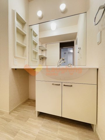 オリーヴァ東櫛原　A棟の洗面所|明るい洗面所です