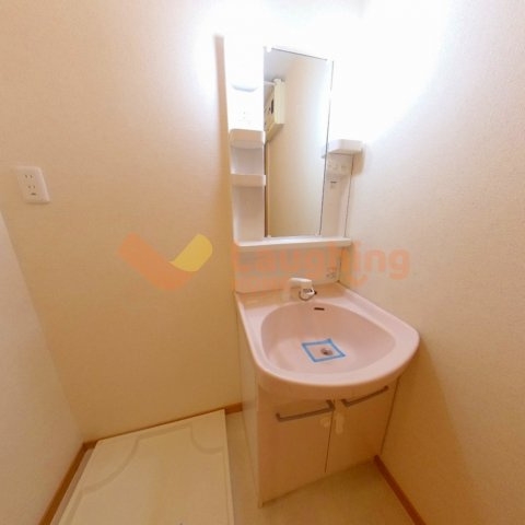 グリーンキャッスルの洗面所|ゆったりとスペースのある洗面所※反転タイプのお写真になります。