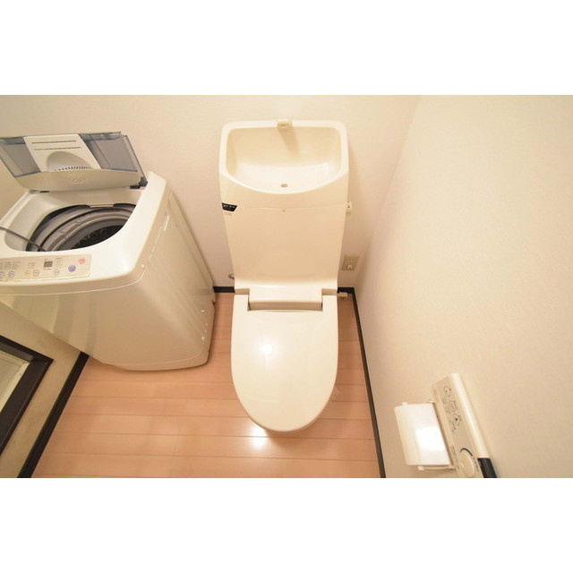 蔵ハウスのトイレ|落ち着いた色調のトイレです