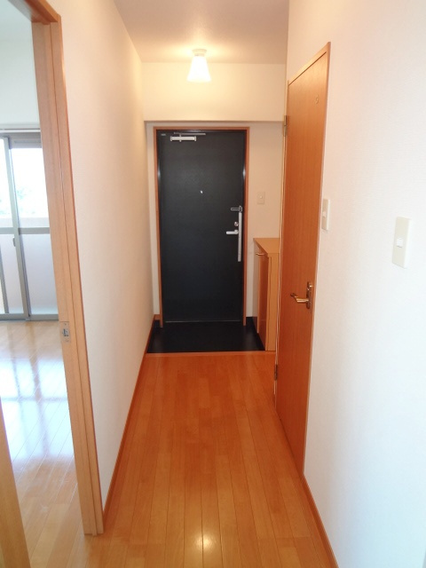 グレースメゾンの玄関|明るい玄関です※反転タイプのお写真になります。