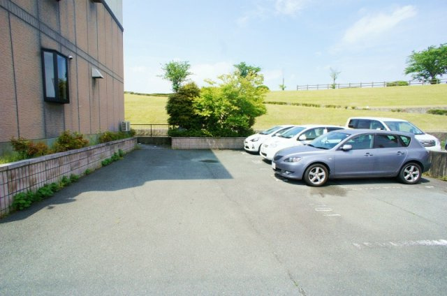 エクセル東櫛原の駐車場|車をお持ちの方に嬉しい駐車場付きの物件です