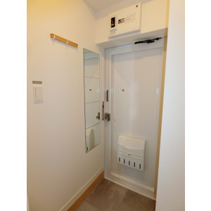 【玄関】 | グリーンマンション中央町 | 収納もある玄関です