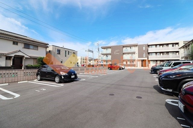 モンテベール南風の駐車場|駐車場があるので、車を買う予定の方も安心です