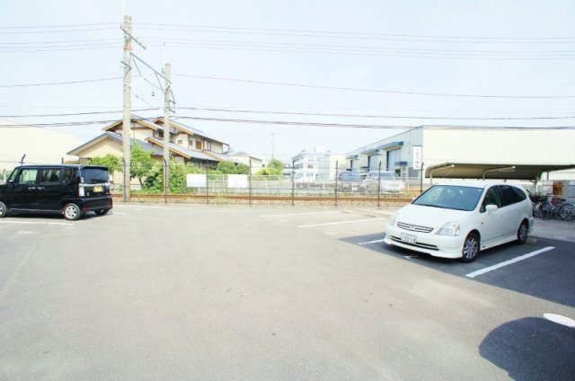 マリーモナリエの駐車場|車をお持ちの方に嬉しい駐車場付きの物件です