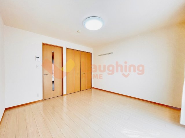 マーサ・ジュネスⅡの寝室|広くて明るい寝室