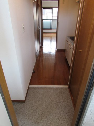 フロレスタ セゾンの玄関|収納もある玄関です