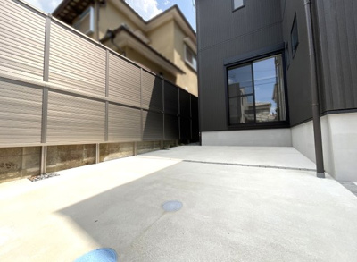 【駐車場】 | 城陽市寺田大畔　新築戸建 | 駐車場は2台可能です！間口が9ｍもあり前道が6ｍなので運転が苦手な方でも安心して駐車して頂けます。