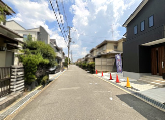 【前面道路含む現地写真】 | 前道が6ｍある完成な住宅街です。近くには児童公園が点在しており小さいお子様がいらっしゃるご家庭にもおすすめのエリアです。