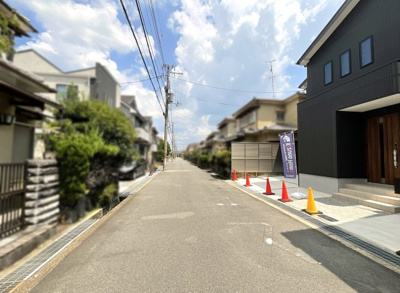 【前面道路含む現地写真】 | 城陽市寺田大畔　新築戸建 | 前道が6ｍある完成な住宅街です。近くには児童公園が点在しており小さいお子様がいらっしゃるご家庭にもおすすめのエリアです。