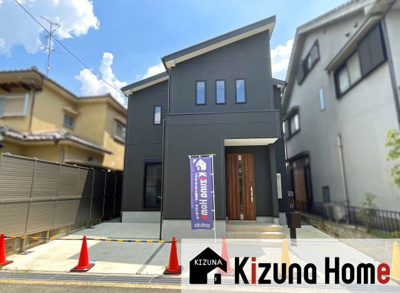 【外観】 | 城陽市寺田大畔　新築戸建 | 間口が9ｍと開放的(^.^)外観はモダンなブラックで高級感があります。お洒落な印象のお家ですね。