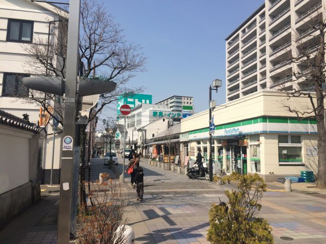 和音の周辺|コンビニ店や飲食店が並びます。