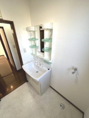【独立洗面台】 | 玉村町五料　中古住宅 | 独立洗面台、小物を置くことができて便利です