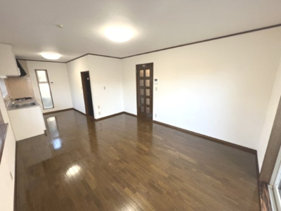 【居間・リビング】 | 玉村町五料　中古住宅 | 明るいリビングです