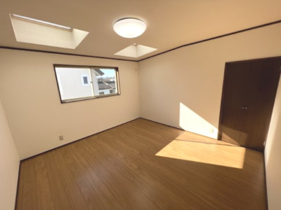 【洋室】 | 玉村町五料　中古住宅 | トップライト付きの洋室