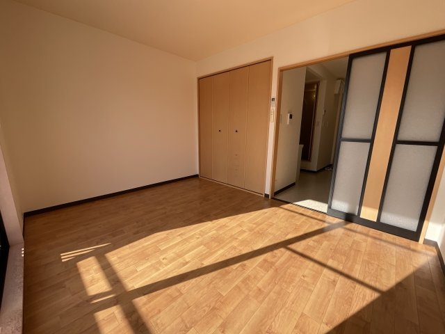【寝室】 | 下坊マンション | 寝室にぴったりのお部屋です