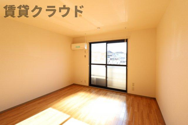 ルミエール末広の寝室|ゆったり過ごせる居間です