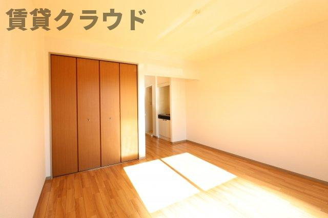 ルミエール末広の洋室|おしゃれな居間です