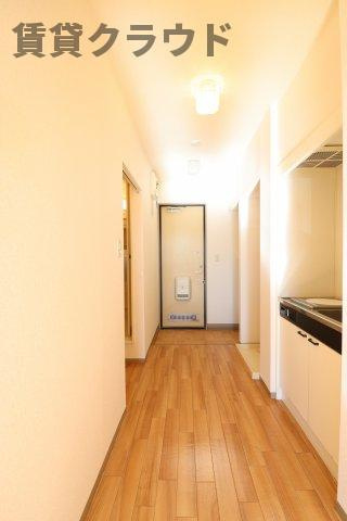 ルミエール末広のキッチン|こちらのリビングで趣味の時間をお楽しみください