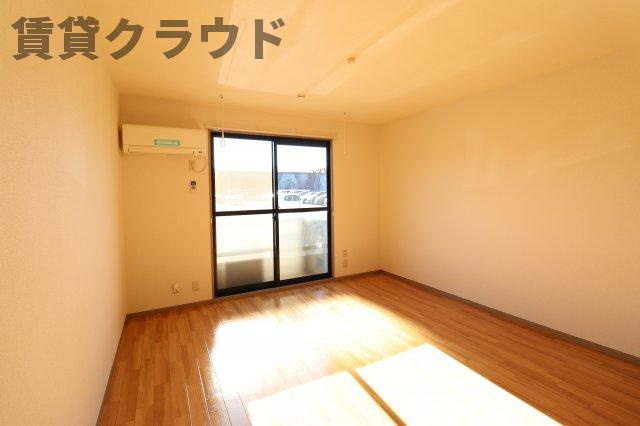 ルミエール末広の寝室|ゆったり過ごせる居間です