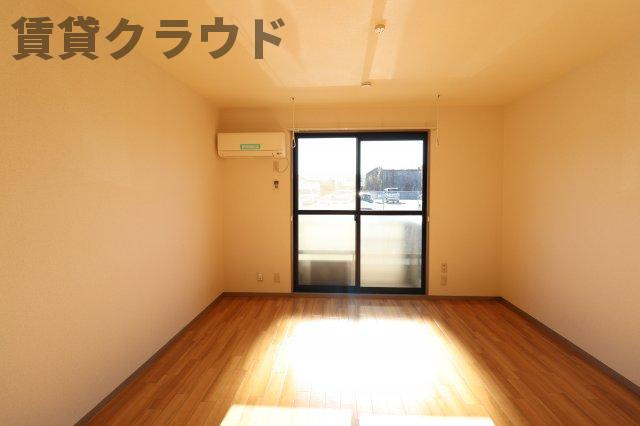 ルミエール末広の洋室|リビングです