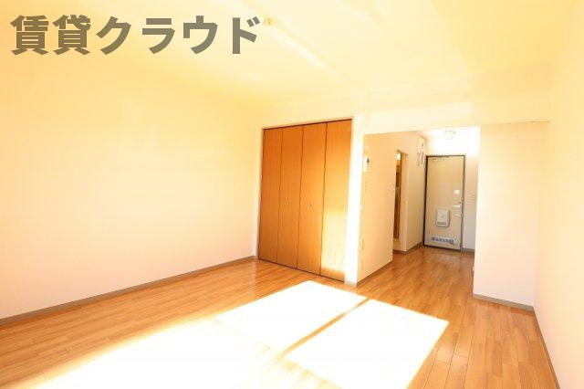 ルミエール末広の洋室|こちらの居間で趣味の時間をお楽しみください