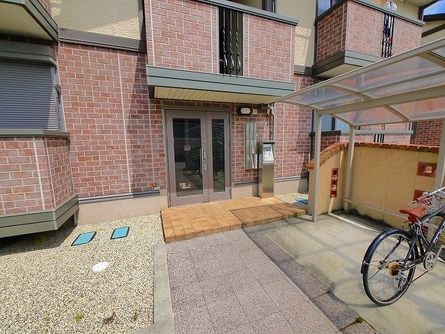 エイトキューブ　Ｂ棟のエントランス