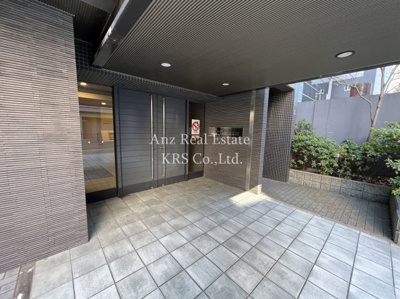 【エントランス】 | レジディア靭公園 | 落ち着いた色どまとめ上げられたタイル張りのエントランス♪